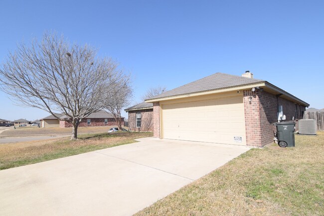 Building Photo - 3401 Lorena Dr