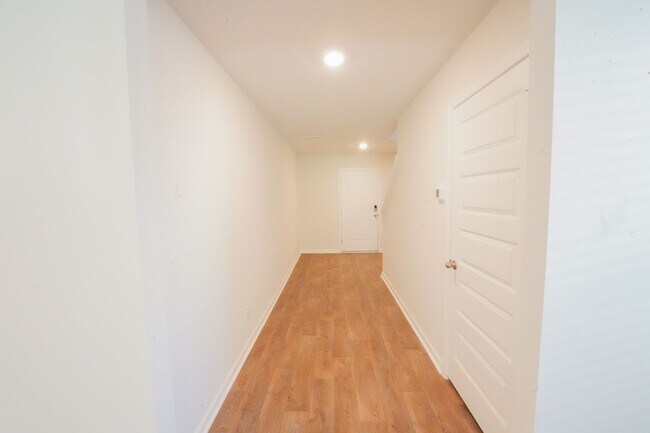 Foto del edificio - Available Now!