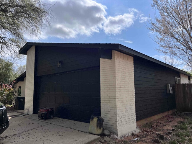 Building Photo - 2604 Creekview Dr