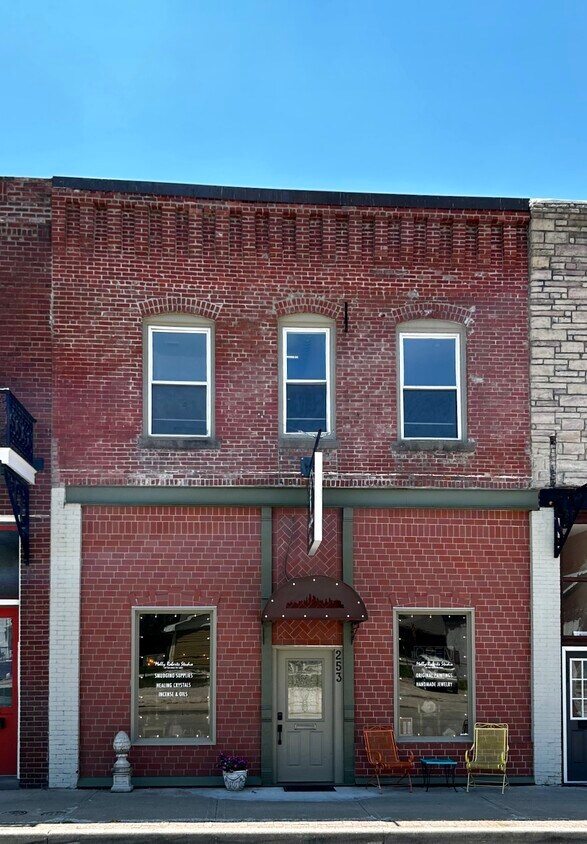 Primary Photo - 253 E Broadway St