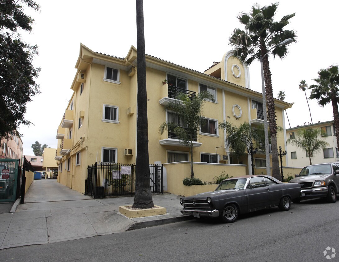 Building - 1825 N Tamarind Ave