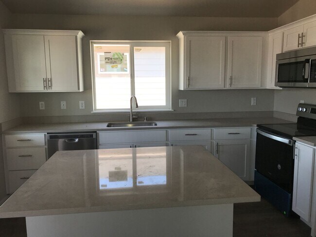 Foto del edificio - 3 bed/2 bath Craftsman Style Home, Private Development!!