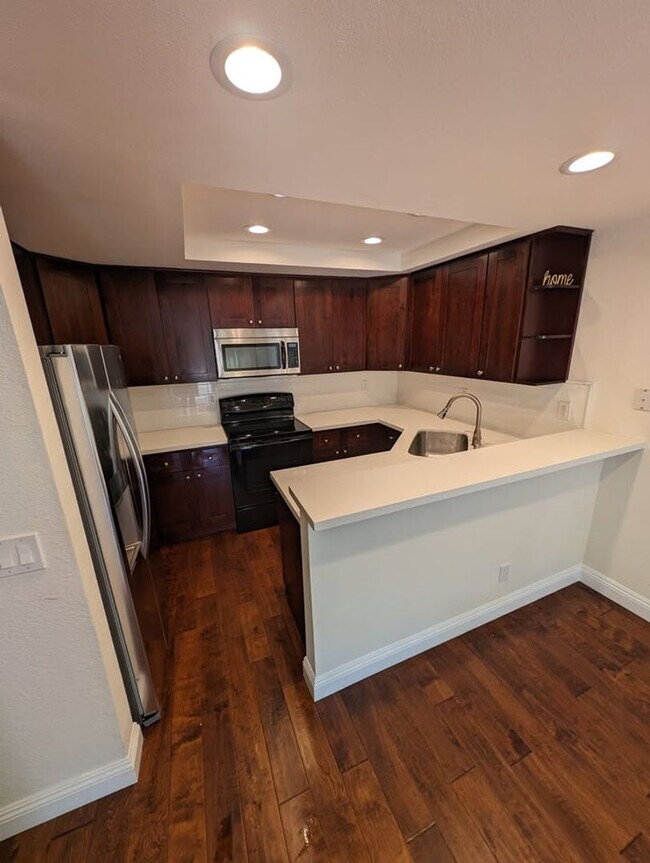 Foto del edificio - PICTURE PERFECT 2 BR/2 BATH PLUS LOFT "CRYSTAL CAY" COND0