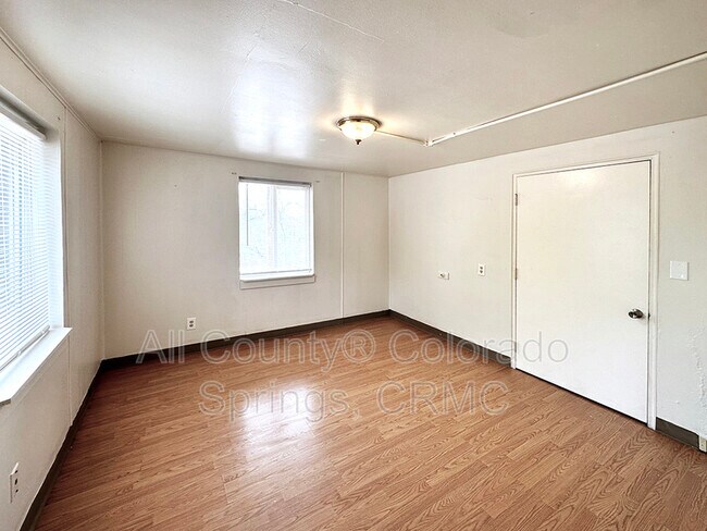 Building Photo - 114 W Brookside St
