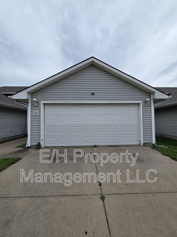 Building Photo - 4460 S Elizabeth Ave
