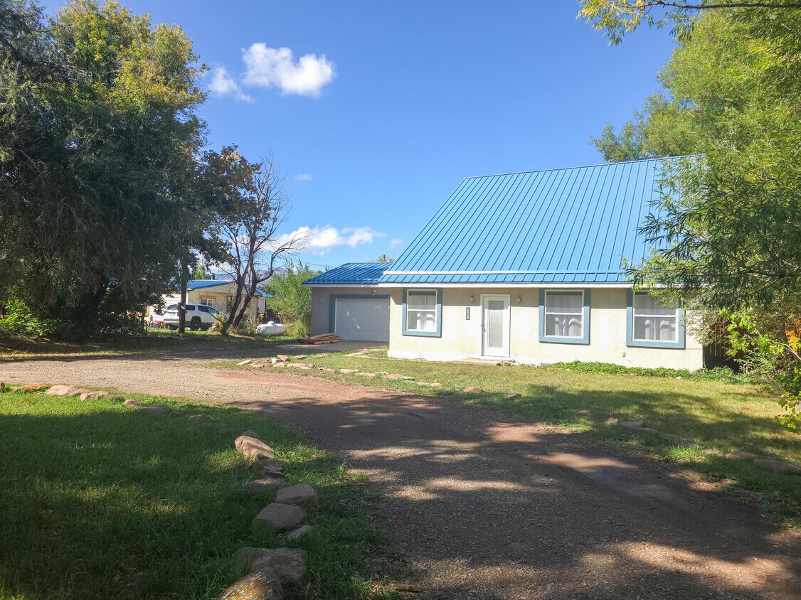 Foto principal - 310 W 1st St