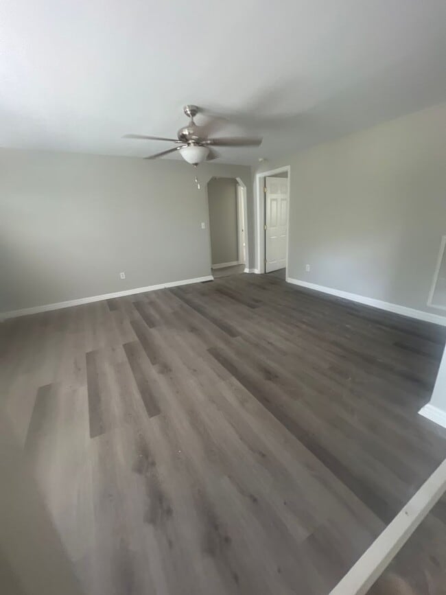 Building Photo - Nice Big Home in Hixson