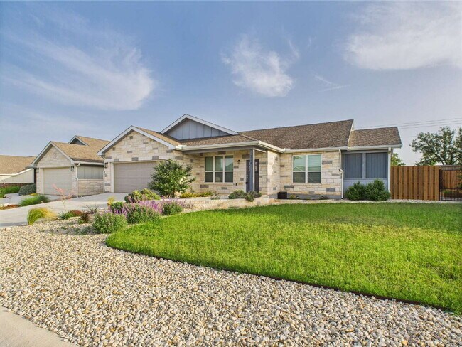 Building Photo - 3-Bed, 2-Bath Home in Fredericksburg – You...