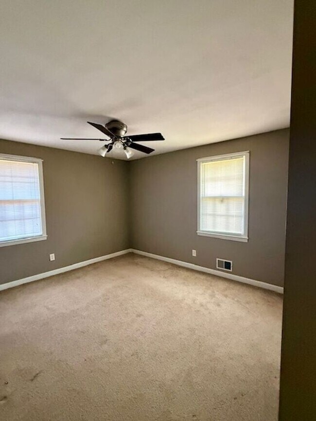 Building Photo - 2BR Brick Ranch w/ Carport in Duncan