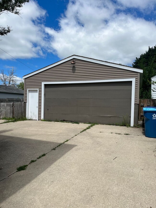 Building Photo - Two Bedroom 1 Bathroom House for Rent!