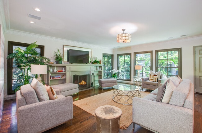 Foto del edificio - 449 Westbourne Dr