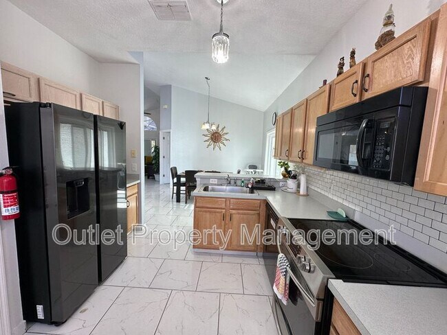 Foto del edificio - 645 Majesty Dr