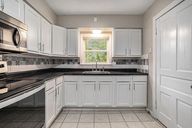 Foto del edificio - Freshly Renovated 2BR/1BA – $950 Rent & Easy Move-In Options