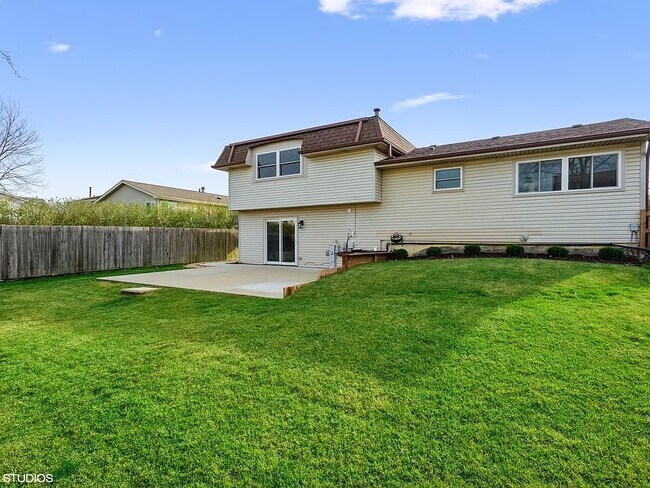 Building Photo - 1054 Warwick Cir N