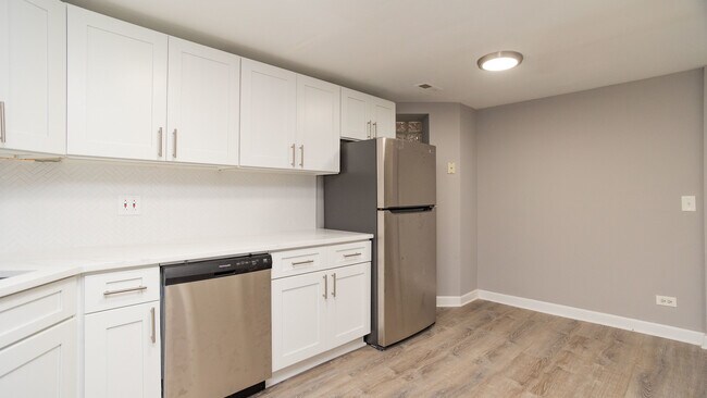 Building Photo - 1057 W Foster Ave