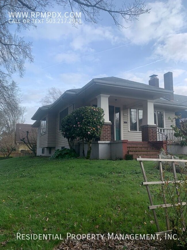 Building Photo - 1928 Laurelhurst Bungalow on Corner Lot