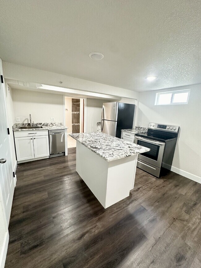 Foto del edificio - Renovated 1-Bedroom Apartment – Modern Tou...