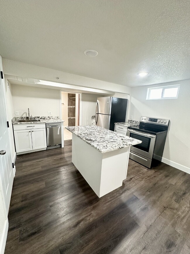 Building Photo - Renovated 1-Bedroom Apartment – Modern Tou...