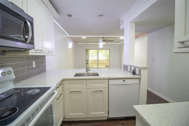 Foto del edificio - 8401 Royal Palm Blvd