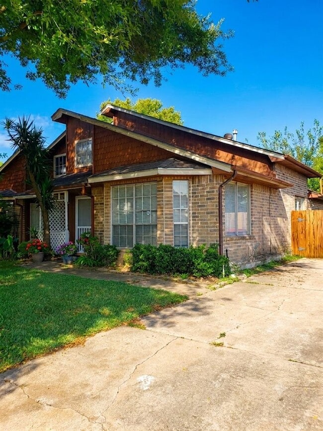 Building Photo - 17010 Pastoria Dr