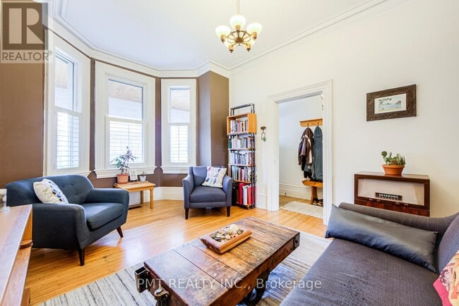 Photo du bâtiment - 19 Churchill Ave