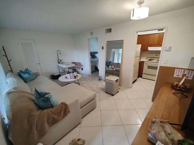 Foto del edificio - 301 E Royal Palm Rd