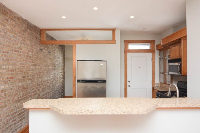 Building Photo - 726 W Addison St