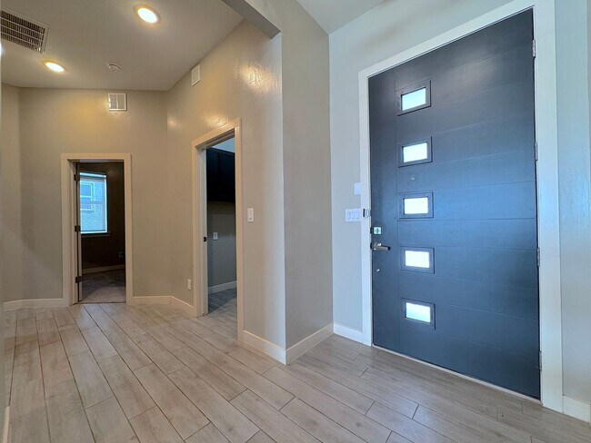 Building Photo - East El Paso 3bed 2bath Refrig A/C with low maintenance landscaping!