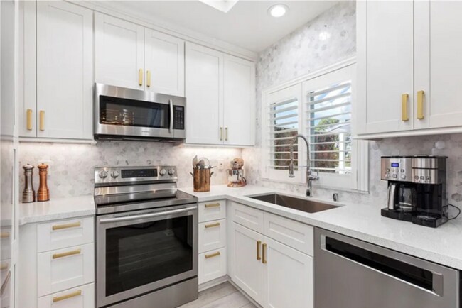 Foto del edificio - Stunning Furnished 2-bedroom Newport Beach condo Near the Ocean Today!