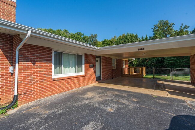 Building Photo - 3 bed and 2 bath house with Den downstairs...