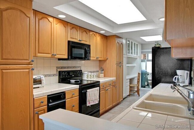 Building Photo - Gorgeous ocean view House 3 beds/ 3.5 bath...