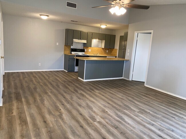 Foto del edificio - 3815 Green Meadow Dr