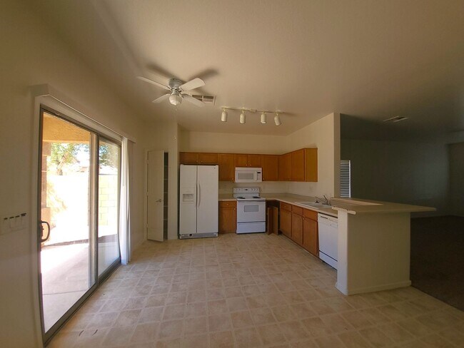 Building Photo - NICE AND AFFORDABLE TOLLESON HOME!