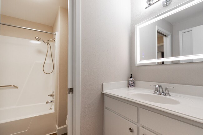 Foto del edificio - 401 Lakeside Ln