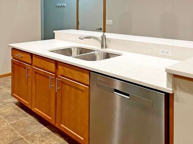 Foto del edificio - Upscale Townhome with Large Office-Loft, 3 Baths, 2-Car Attached Garage, Quartz Countertops and M...