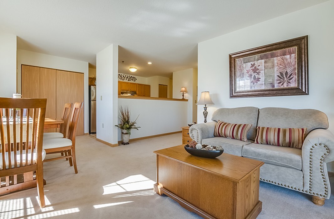 Living Room - Manor Pointe - Senior Independent Living