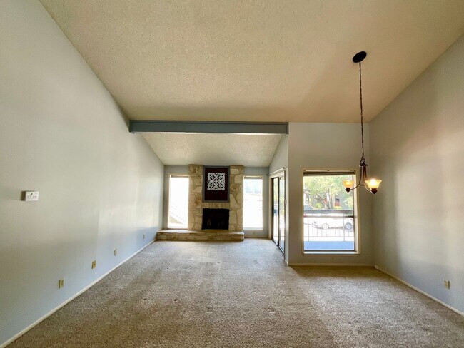 Foto del edificio - **APPLICATION RECEIVED** GORGEOUS 2 Bedroom 2 Bath CONDO!