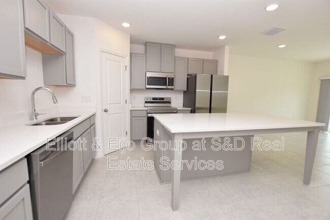 Building Photo - 3649 Majestic Dr