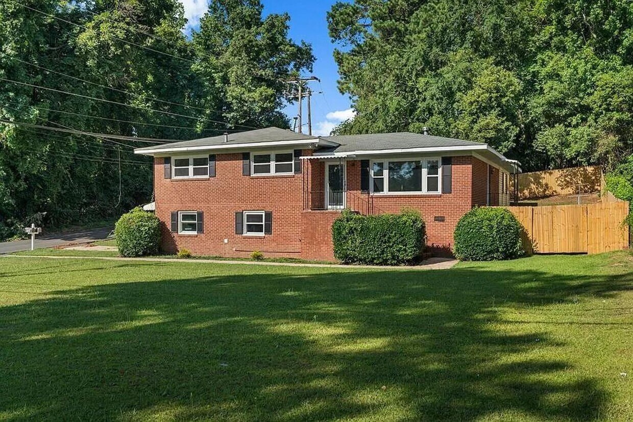 Foto principal - 5 Bedroom and 3 Bathroom home available to...