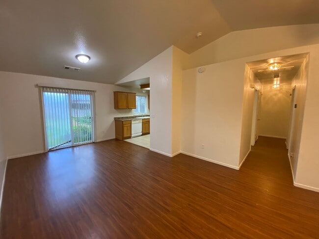 Building Photo - Spacious Tulare Home Available Now!