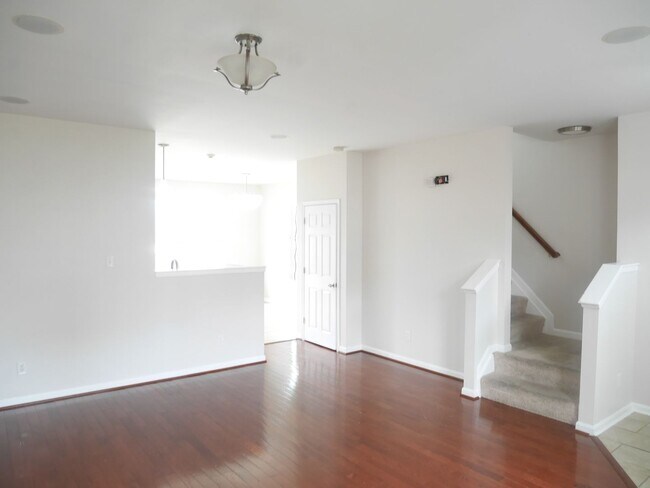Building Photo - Rare Find! 4 Bedroom, 2 Bathroom Townhome ...