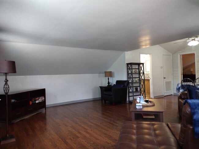 Foto del edificio - 2328 Cedar Ln