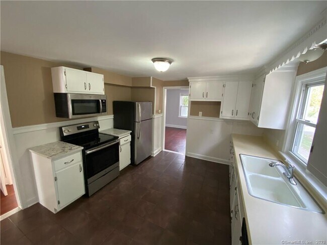 Foto del edificio - 121 Milford Ave