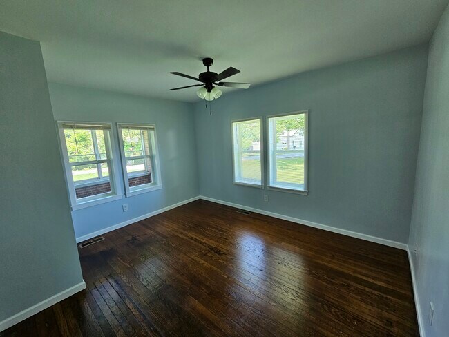 Building Photo - 310 Hall St