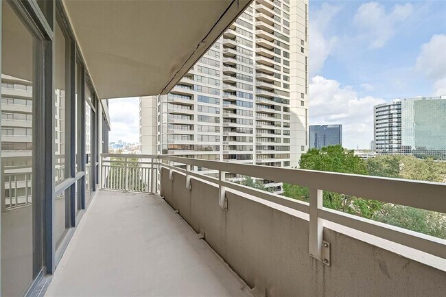 Building Photo - 15 Greenway Plz