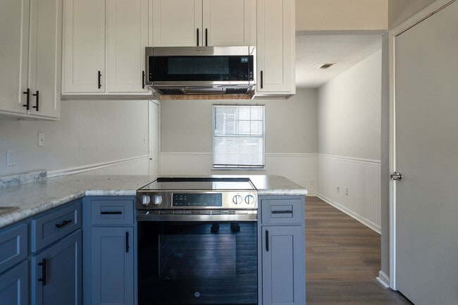 Building Photo - 1025 Crossing Brook Way