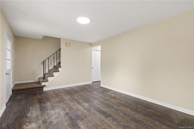 Building Photo - 500 NY-299