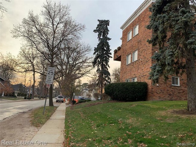 Building Photo - 450 Oak Ave