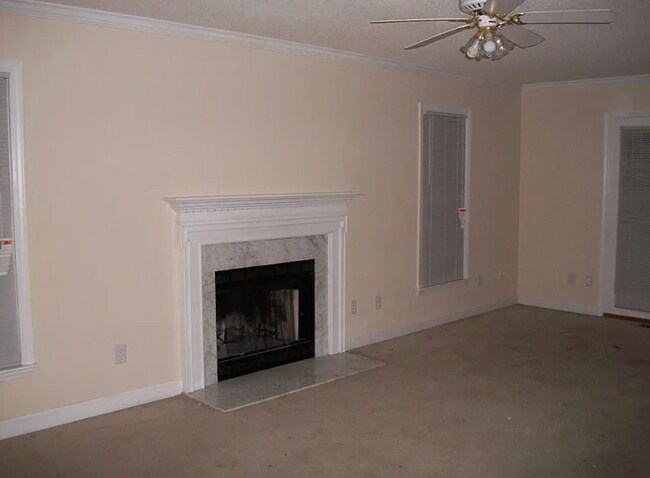 Foto del edificio - Spacious 3-Bedroom Home with Detached Garage – Available Now!