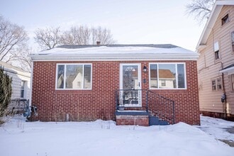 Building Photo - 1730 Wyndhurst Rd